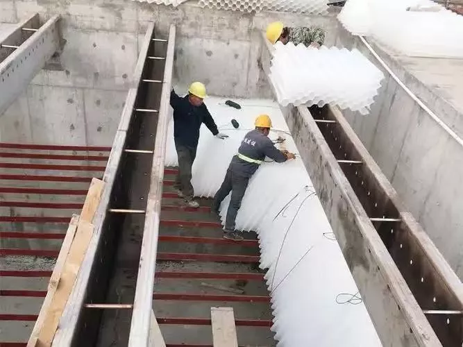 更换污水设备斜板填料等